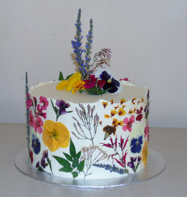 Emily’s edibleflowercake mybeautfulthings